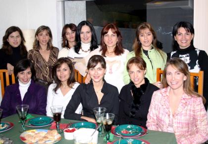 Anabel Carrillo, Pilar Espinoza, Verónica Espinoza, Lorena Valdés, Beba Berlanga, Susana González, Ana de Anaya, Lulú Franco, Ana Nava, Sandra González, Connie Lozano y Marcela Carrillo en su posada