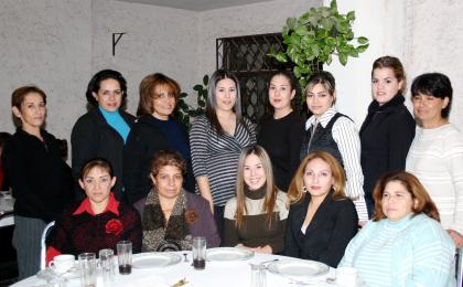 Bertha Galindo de Serrano en compañía de las invitadas a la fiesta de canastilla que le ofrecieron