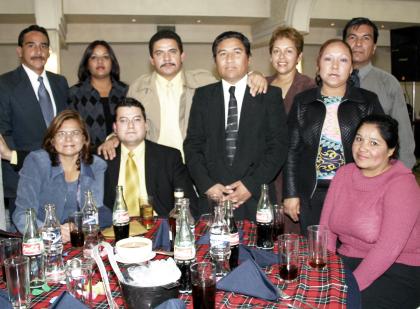 José Martínez, Éricka Rivera, Alejandra Murillo, Ismael Avitia, Elsa Hernández, Norma Roque Jospe Guzmán , Iván Medina y Angelina Rodríguez durante la posada de una compañía de seguros