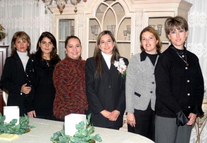 Brenda Álvarez en compañía de las organizadoras del festejo, Conchita Valdez, Siria Moreno, Pilar Torres, Ivone Escalera y Altaf Zain.