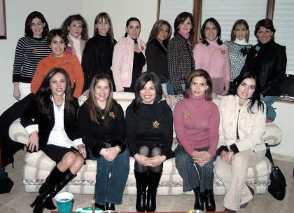 Grupo de amigas que se reúnen desde hace quince años para celebrar su tradicional posada navideña.