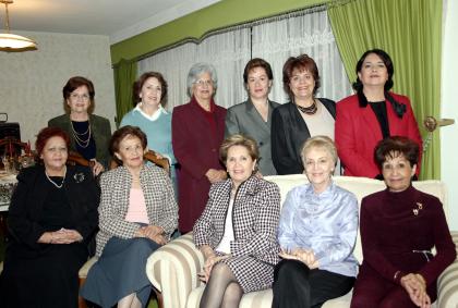 Elsa Mendoza, Nina Martínez, Velia Campuzano, Irma Martínez, Celia Ramos, Maricarmen López, Muñeca Guzmán, Yola Ramírez, Lolita Sánchez, Mrielena Martos y Mayo de Alonso disfrutaron de un festejo  .