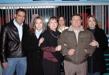 José Luis Díaz Flores, celebró su cumpleaños con una amena reunión que le ofrecieron su esposa Patricia Nájera de Díaz Flores y sus hijo