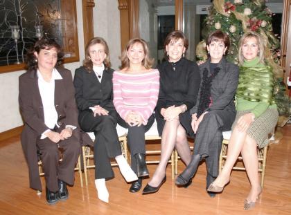 Esther Zarzar, Beatriz Mayagoitia, Soledad Anaya, Katia de Zarzar, Josefina de López y Carmen Dávalos, durante una posada del Club de Baile.