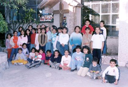 Any Bretado Rojas rodeada por un grupo de amiguitos, quienes asisitieron a su fiesta para felicitarla por su noveno cumpleaños.