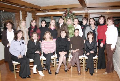 Integrantes del Club de Baile disfrutaron de una agradable posada, para celebrar la vispera de la navidad.