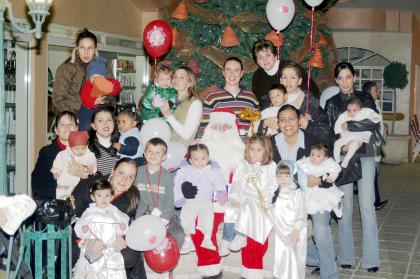 Pequeños de conocido colegios de la localidad, disfrutaron en compañia de sus mamás de una bonita posada decembrina.