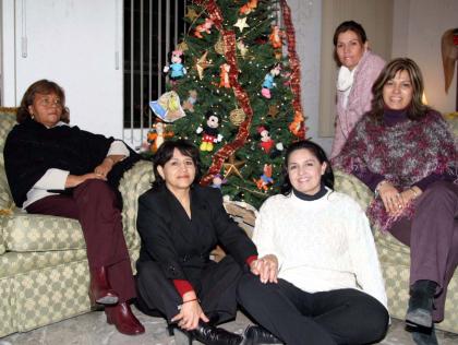 Maria Luis a de Román, Silvia de Dávila, Rosy Vázquez, Bety de Gómez y Ana Isabel de Yáñez se reunieron hace unos dias para disfrutar de su posada navideña.