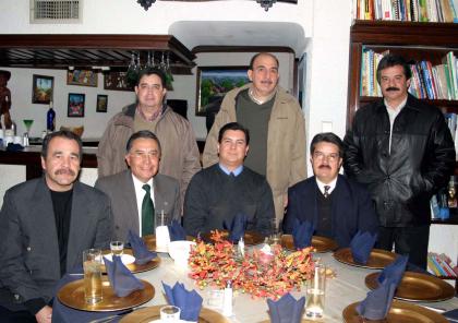 José Luis Campos, Francisco Morales, Víctor Arellano, Gilberto Serna, José de Jesús Hernández, Roberto Murra y Juan Ignacio Hernández, grupo de amigos en posada navideña