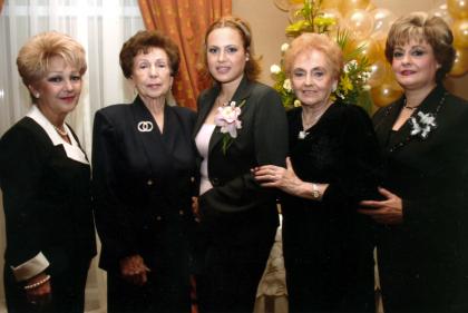 Malena en compañia de las señoras Sandra Tejeda de Nájera, Juanita Garrido de Nájera, Lucita Elias de Mijares e Isabel Mijares de Zúñiga, anfitrionas del festejo.