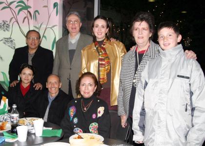 Daniel Hernández, Mónica McClain, Manuel García, Nura García, Patricia de García, Curt Muller, Luciano Rodríguez y Lupita de Rodríguez, empleados de conocida agencia de viajes captados en un convivio navideño