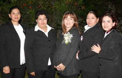 Mercedes de Cázares en compañía de Adriana Chavira, Josefina de Sabag, Brenda Esquivel , Mónica de Gallegos y Coquis López, asitentes a la fiesta de canastilla que le ofrecieron.