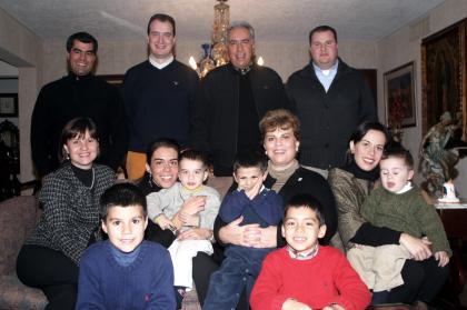 Cena de Navidad de la Familia Meza Villareal José Luis Fafis, José Luis y Charmein, Luca y Fifa, Miguel y Lili,y los nietos, Sebastiano, Pepe Luis, Alejandro, Tommaso y Miguel Ángel.