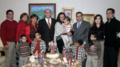 Don Armando Martínez y Doña Leticia Alcázar de MArtínez etuvieron acompañados de sus hijos, hijos políticos y nietos, en la tradicional cena de Navidad.