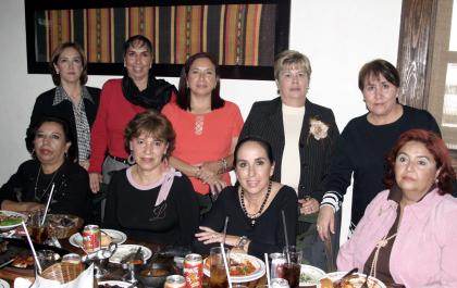 Sofía de Luna, María Luz de Landeros, Vivis de González, Alba de Berumen, Éne de Ortíz, Chiquis de Torres, María Elena de Rodríguez y Bertha Castañeda, captadas en la posada del Club del Miércoles.