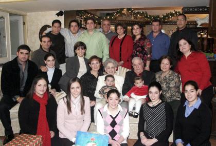 Alberto Humprey y Clara Dugay de Humprey celebraron la Navidad con hijos, nietos y bisnietos.