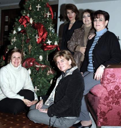 Caro Hernández, Paty Murra, Cristy Campos, Esthela Morales y Gladis Serna, captadas en su posada.