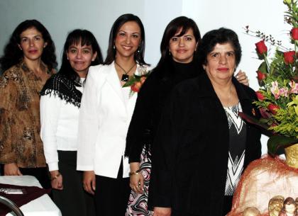 28 de diciembre de 2004
Virginia de Amozorrutia, Claudia de Cepeda, Fabiola Fonseca de Amozorrutia y Lorena Aguayo de Amozorrutia ofrecieron una despedida de soltera a Alejandra Arte Gómez.