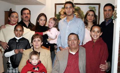 Carlos García Carrillo y Mercedes Álvarez de García Carrillo, acompañados de sus hijos y nietos en la celebración de Navidad.