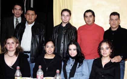 Paco Rubio, Agustín Balderas, Yajaira Romero, César Villalobos, María Elena Pineda, Jorge González, Claudia y Salvador disfrutaron de posada navideña.