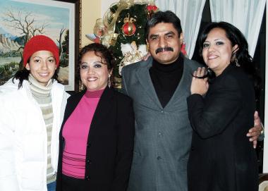 Aáron Canales Sánchez y María del Carmen de la Cruz Rosas disfrutaron de un ameno convivio, que les ofrecieron sus familiares por su aniversario de matrimonio.