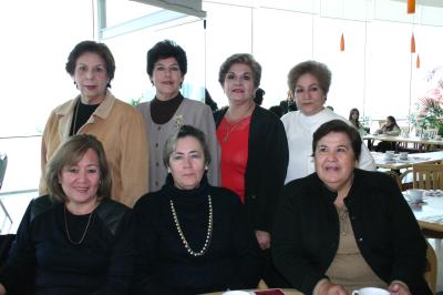 Corazón  Morales, Rosina de la Torre, Tere García, Josefina García, Julieta Martínez, Charo de Soto y Conchis de Escobar, en un agradable convivio.