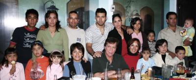 02 de enero de 2005

Ramón Samaniego durante  su cumpleaños acompañado  por  Mary de  Samaniego y su familia.