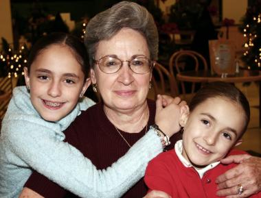 Maria Isabel García de Gil  con sus nietas  Isabel y Andrea  Muñoz Gil.