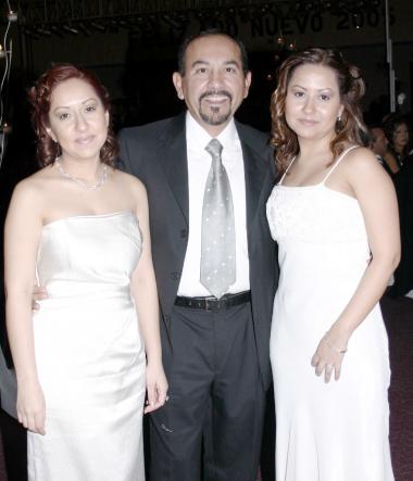 Susana, Teresa y Gerardo Bañuelos.