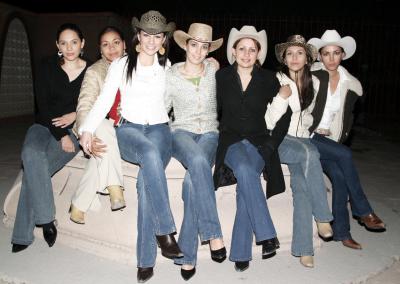 04 de enero de 2005

Deciree Quiroz, Claudia Marmolejo, Martha Monsiváis, Graciela de Reyes, Perla Arciniega  y Lydia Cárdenas  le prepararon una fiesta de cumpleaños tipo country a Yadiara Nájera.