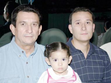 Claudia Córdova, Claudio Córdova y Valentina Tafoya.