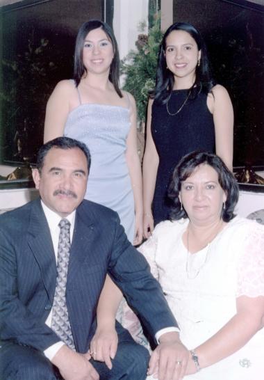 Gabriel Castillo Domínguez y María  Martínez Peréz de Castillo  en compañía de sus hijas Isolda Margarita  y  Talía Gabriela Castillo Martínez, el dìa  que  festejaron  sus 25 años de casados.