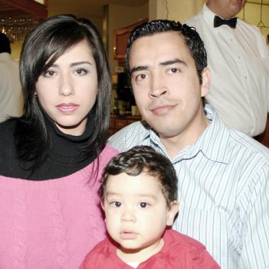 Manuel, Claudia Fernández  y José Manuel Jr. Fernández.