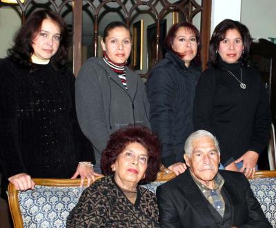 José Flores Guerrero y María del Pilar López de Flores celebraron 46 años de casados y fueron captados en reciente festejo junto a sus hijas.