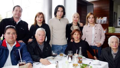 Familia Sotomayor Garza, captados en conocido  restaurante de la localidad.