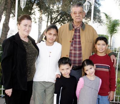 Francisco Gutiérrez Hidalgo en  compañía de su esposa María Carmen Aladro de Gutiérrez  y de sus  nietos, en la reunión  que le organizaron  con motivo de su 80 aniversario  de  vida.