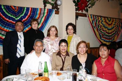 Norma Terrazas, María  Lucía Martínez, María de la Luz Segovia, Odilia Peña, Lucy, Laura Rodríguez, Martha García, Roberto Mascorro  y Héctor Montes, en el festejo del Día de la Enfermera.