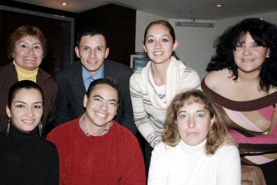 Paloma Peña, Gustavo León, Mayela Villegas, Guille Herrera, Mary Carmen  Rodríguez, Jesús  Hernández y Socorro Jiménez, captados en una amena convivencia.