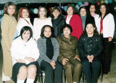 Personal de conocida empresa llantera,  en su  convivio de Navidad.