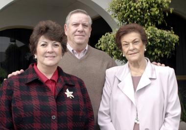 Javier y Cecilia Iriarte y Chelito Iriarte de González.