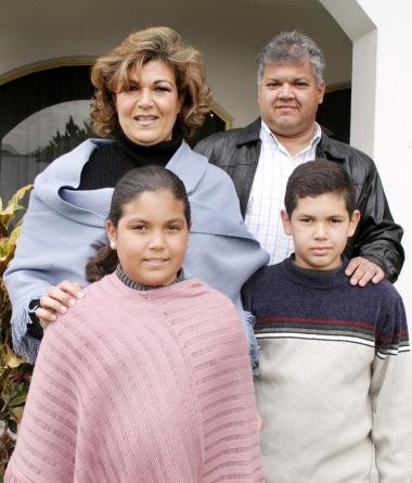 Familia Cárdenas González captada en reciente convivio.