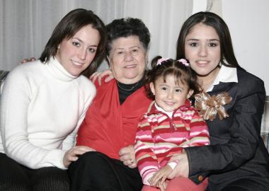 María Alicia Cervantes de García con sus nietas Mariana, Cecy y María Jannette.