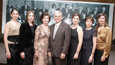 Alberto González Domene y Rosario Lamberta de González celebran junto a sus  hijas  sus Bodas de Oro