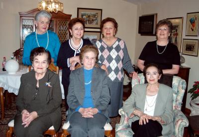 Reunión entre amigas de Mercedes Díaz de Rivera, Martha Hernández, Dorita Gámiz, Margarita Díaz de Rivera de Royo, Elena Ortueta, Nena Díaz Rivera y María Enriqueta Miranda .