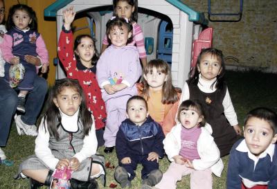 La pequeña María Janette durante su piñata, acompañada por familiares y amiguitos.