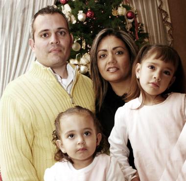 Alfredo Martínez y Paty de Martínez, con sus hijas Regina y Paulina.