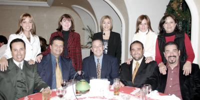 Javier Martínez y Bety Nieto de Martínez, Luis Urteaga, Javier González y Mayra de González, Guillermo Diez y Pily de Diez, Victor Alocin  y Cecy de Alocin, captados en un amena convivencia social.