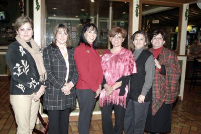 17 de enero de 2005

Laura S. de Robles festejó su cumpleaños con una amena reunión, en compañía de sus amigas Cata Bejarano, Patty de Alburquerque, Martha de Chibli y Caro de García .