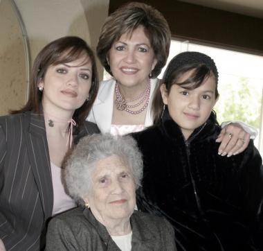 María de Jesús, Alicia Esquivel de Caárdenas, Yadira de González y Daniela de González, forman cuatro generaciones de  estimable familia lagunera