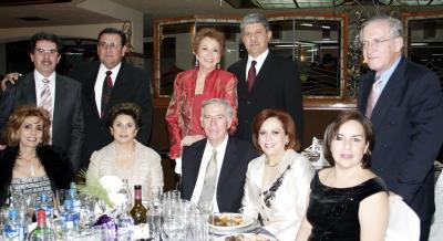 Guillemo Macouzet y señora; Antonio Kuri y señora; Perfecto Gallegos y señora; Julio Villalobos y señora; Michael Zreik y señora.